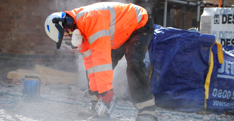 Risques sur chantier : se protéger des poussières avec un masque