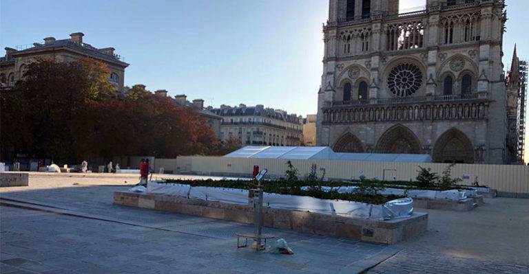 Un procédé original pour enlever le plomb sur le parvis de Notre-Dame de Paris