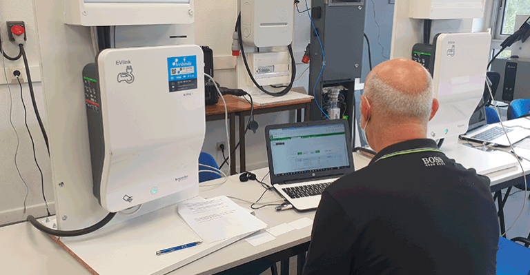 Compétences des électriciens : 5 formations pour gagner de nouveaux marchés